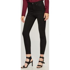 Jeansy z wysokim stanem - Czarny. Czarne jeansy damskie Reserved, bez wzorów, z jeansu, z podwyższonym stanem. Za 79,99 zł.