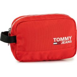 Kosmetyczka TOMMY JEANS - Tjw Cool City Washbag AW0AW07490 XA8. Czerwone kosmetyczki męskie Tommy Jeans, bez wzorów, z jeansu. W wyprzedaży za 129,00 zł.