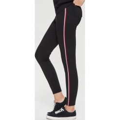 Jegginsy z lampasem - Czarny. Czarne legginsy damskie marki Cropp, l. Za 59,99 zł.