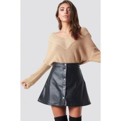 Pamela x NA-KD Sweter V-Neck Knitted - Beige. Brązowe swetry klasyczne damskie Pamela x NA-KD, z dekoltem na plecach. Za 121,95 zł.