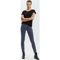 Dżinsy "Alan" - Skinny fit - w kolorze granatowym. Niebieskie rurki damskie marki Cross Jeans, z aplikacjami. W wyprzedaży za 127,95 zł.