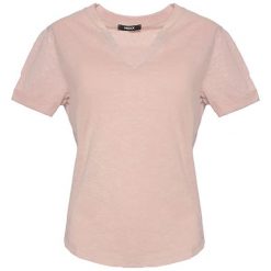 T-shirt w kolorze jasnoróżowym. Różowe t-shirty damskie Pepe Jeans, Mexx, Pierre Cardin, m, bez wzorów, z bawełny, z asymetrycznym kołnierzem. W wyprzedaży za 67,95 zł.