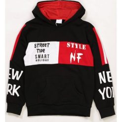 Czarna Bluza Haleemah. Czarne swetry chłopięce Born2be, z nadrukiem, z kapturem. Za 59,99 zł.