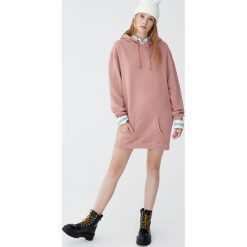 Bluza sukienka z kapturem. Różowe bluzy damskie z kapturem marki Pull&Bear. Za 79,90 zł.