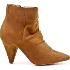 Nietypowe botki (36). Botki damskie bez obcasa, bez zapięcia. Za 139,00 zł.