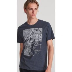 T-shirt z nadrukiem - Granatowy. Niebieskie t-shirty męskie Reserved, s, z nadrukiem, bez kołnierzyka. Za 49,99 zł.