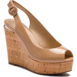 Sandały GUESS - Hardy2 FL6HD2 PAF04 DTAN. Brązowe klapki damskie Guess, z aplikacjami, ze skóry ekologicznej, bez obcasa, na obcasie. W wyprzedaży za 499,00 zł.