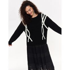 MIŁY W DOTYKU SWETER DAMSKI Z OZDOBNYMI WARKOCZAMI, OVERSIZE. Czarne swetry klasyczne damskie marki Top Secret, na zimę, z dzianiny. W wyprzedaży za 49,99 zł.