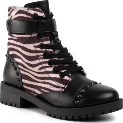 Trapery GUESS - Heleigha FL8HHA ELE10 ZEBRA. Czarne trapery damskie Guess, ze skóry ekologicznej, klasyczne, bez obcasa, bez zapięcia. W wyprzedaży za 379,00 zł.