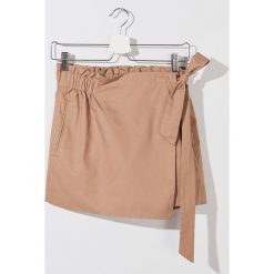 Bawełniane szorty paperbag - Beżowy. Brązowe szorty damskie Mohito, bez wzorów, z bawełny. Za 99,99 zł.