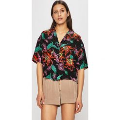 Levi's - Koszula. Czerwone bluzki damskie Levi's®, na co dzień, s, w kwiaty, z wiskozy, bez kołnierzyka, z krótkim rękawem. W wyprzedaży za 129,90 zł.
