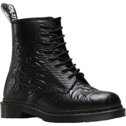 Dr. Martens 1460 Unknown Pleasures 24302001. Czarne buty trekkingowe męskie marki Dr. Martens, ze skóry. W wyprzedaży za 599,99 zł.