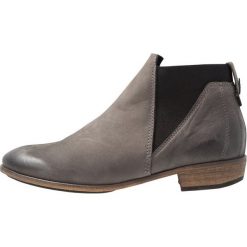 HUB KIM Ankle boot dark grey. Szare botki damskie marki HUB, ze skóry, bez obcasa, bez zapięcia. Za 549,00 zł.