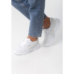 Białe Buty Sportowe Peris. Białe buty sportowe damskie Born2be, bez wzorów, z tkaniny, sportowe. Za 99,99 zł.