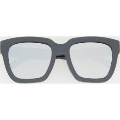 Okulary przeciwsłoneczne - Szary. Szare okulary przeciwsłoneczne męskie wayfarery marki Reserved. Za 49,99 zł.