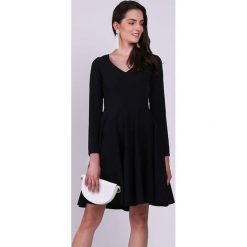 Sukienka w kolorze czarnym. Czarne sukienki damskie Jesienny butik, xs, bez wzorów, bez kołnierzyka, bez rękawów, mini, rozkloszowane. W wyprzedaży za 139,95 zł.