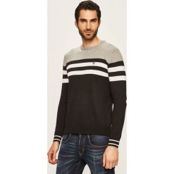 Guess Jeans - Sweter. Szare swetry męskie Guess Jeans, xl, z aplikacjami, z bawełny, z okrągłym kołnierzem, bez kaptura. W wyprzedaży za 179,90 zł.