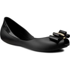 Baleriny MELISSA - Queen V Ad 31818 Black 01003. Czarne baleriny damskie Melissa, bez wzorów, z tworzywa sztucznego, bez obcasa, bez zapięcia. Za 279,00 zł.