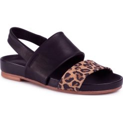 Sandały CLARKS - Pure Strap 261488484 Leopard Print. Czarne klapki damskie Clarks, bez wzorów, ze skóry, bez obcasa. W wyprzedaży za 349,00 zł.