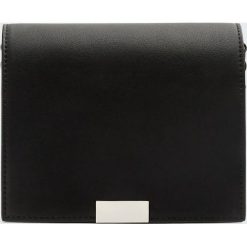 Czarna torebka na ramię z dwukolorowym paskiem. Czarne torebki klasyczne damskie marki Pull&Bear. Za 69,90 zł.
