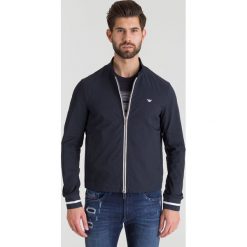 Granatowa męska kurtka Emporio Armani we wzór. Niebieskie płaszcze męskie Emporio Armani, na lato, m, z aplikacjami, bez kaptura. Za 531,60 zł.