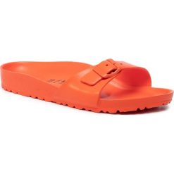Klapki BIRKENSTOCK - Madrid 1014563 Flame. Pomarańczowe klapki damskie Birkenstock, bez wzorów, z tworzywa sztucznego, bez obcasa. Za 109,00 zł.
