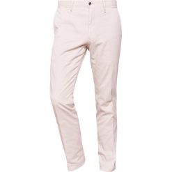 Polo Ralph Lauren SLIM FIT NEWPORT PANT Spodnie materiałowe new sand. Szare rurki męskie Polo Ralph Lauren, z bawełny. W wyprzedaży za 471,20 zł.