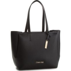 Torebka CALVIN KLEIN - Step Up Shopper K60K604314 001. Czarne torby na zakupy damskie marki Calvin Klein, ze skóry ekologicznej, duże. Za 699,00 zł.