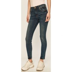 Armani Exchange - Jeansy J69. Niebieskie jeansy damskie Armani Exchange. W wyprzedaży za 379,90 zł.