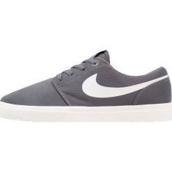 Nike SB PORTMORE II ULTRALIGHT (GS) Tenisówki i Trampki dark grey/summit white/pure platinum. Szare trampki dziewczęce marki Nike SB, z tworzywa sztucznego. Za 189,00 zł.