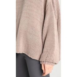 Tigha LYRA Sweter sand. Brązowe swetry klasyczne damskie marki Tigha, m, z bawełny. Za 509,00 zł.