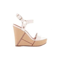 Sandały Tommy Hilfiger FW03943. Białe sandały damskie TOMMY HILFIGER, bez wzorów, bez obcasa, bez zapięcia. Za 493,89 zł.