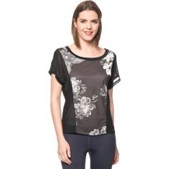 Koszulka w kolorze czarnym. Czarne bluzki sportowe damskie marki Desigual Sport, s. W wyprzedaży za 130,95 zł.