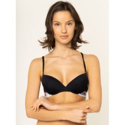 Biustonosz push-up Moschino Underwear & Swim A4613 9014. Czarne biustonosze Moschino Underwear & Swim, bez wzorów, z elastanu. W wyprzedaży za 219,00 zł.