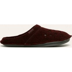 Crocs - Kapcie. Brązowe kapcie damskie Crocs, bez wzorów, z materiału, bez obcasa. W wyprzedaży za 79,90 zł.