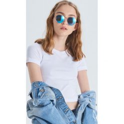 Krótka koszulka basic - Biały. Białe koszulki damskie Cropp, xs, bez wzorów, bez kołnierzyka, z krótkim rękawem. W wyprzedaży za 14,99 zł.