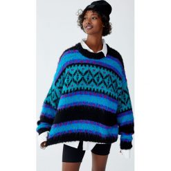 Żakardowy kolorowy sweter. Czarne swetry klasyczne damskie marki Pull&Bear, w kolorowe wzory, z żakardem. Za 139,00 zł.
