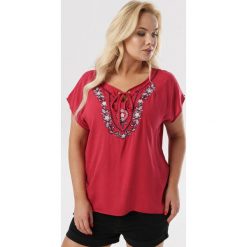 Bordowa Bluzka Raonaid. Czerwone bluzki damskie Born2be, xl, bez wzorów, bez kołnierzyka, bez rękawów. W wyprzedaży za 44,99 zł.