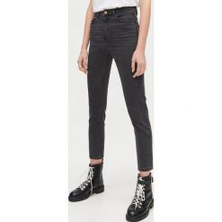 Jeansy high waist z przetarciami - Szary. Szare jeansy damskie Cropp, z podwyższonym stanem. Za 119,99 zł.