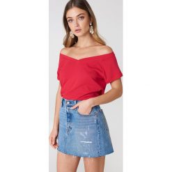 T-shirty damskie: Josefin Ekström for NA-KD T-shirt z odkrytymi ramionami – Red