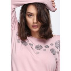Różowa Bluzka Crazy Love. Brązowe bluzki longsleeves marki Born2be, z materiału, na obcasie. Za 34,99 zł.