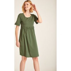 Sukienka w kolorze khaki. Brązowe sukienki damskie Heine, bez wzorów, z okrągłym kołnierzem, bez rękawów, midi, rozkloszowane. W wyprzedaży za 100,95 zł.