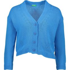 Kardigan w kolorze niebieskim. Niebieskie kardigany damskie Benetton, xs, bez wzorów, z bawełny, bez rękawów, bez kaptura. W wyprzedaży za 76,95 zł.