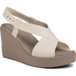 Sandały CROCS - Brooklyn High Wedge W 206222 Stucco/Mushroom. Brązowe klapki damskie Crocs, bez wzorów, z tworzywa sztucznego, bez obcasa, na obcasie. Za 309,00 zł.