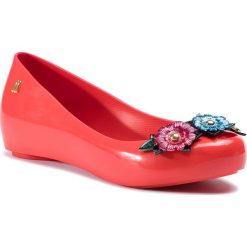 Baleriny MELISSA - Ultragirl Flower Chrom 32655 Red/Green/Blue 53469. Czerwone baleriny damskie Melissa, bez wzorów, z tworzywa sztucznego, klasyczne, bez obcasa, na płaskiej podeszwie, bez zapięcia. W wyprzedaży za 209,00 zł.
