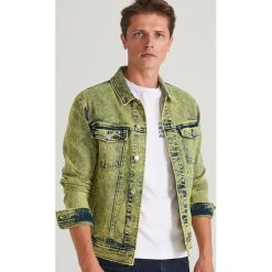 Jeansowa kurtka - Zielony. Zielone kurtki męskie Reserved, s, bez wzorów, z jeansu, bez kaptura. Za 169,99 zł.