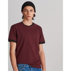 T-shirt z kontrastowym brzegiem - Bordowy. Czerwone t-shirty męskie Reserved, s, bez wzorów, z kontrastowym kołnierzykiem. Za 29,99 zł.
