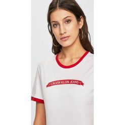 Calvin Klein Jeans - Top. Białe bluzki damskie Calvin Klein Jeans, s, z nadrukiem, z bawełny, casualowe, z okrągłym kołnierzem. W wyprzedaży za 99,90 zł.