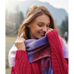 SWETER DAMSKI OVERSIZE. Różowe kominy damskie Top Secret, na zimę, bez wzorów, z dzianiny, bez rękawów, bez kaptura. W wyprzedaży za 59,99 zł.