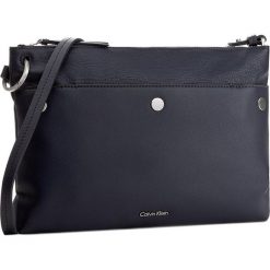 Torebka CALVIN KLEIN BLACK LABEL - LE4 Medium Crossover K60K603561 411. Niebieskie listonoszki damskie marki Calvin Klein Black Label. W wyprzedaży za 339,00 zł.